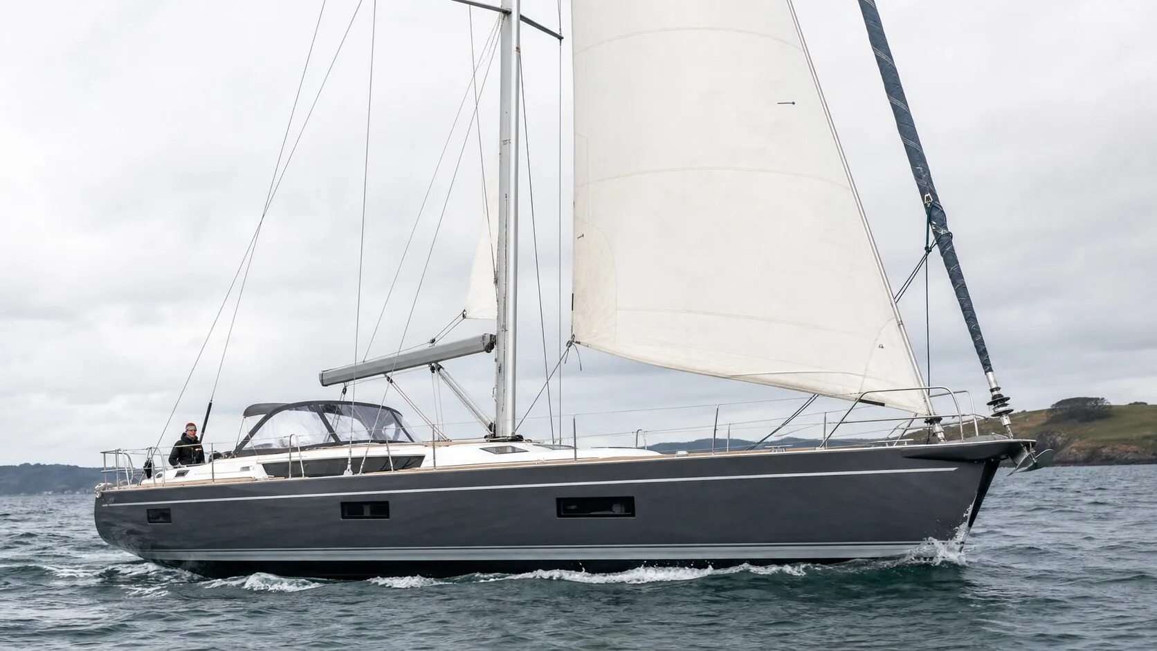 Solent tipi armaya ve birbirine yakın yerleştirilmiş çift baş yelken sarma sistemine sahip bir gezi yelkenlisi