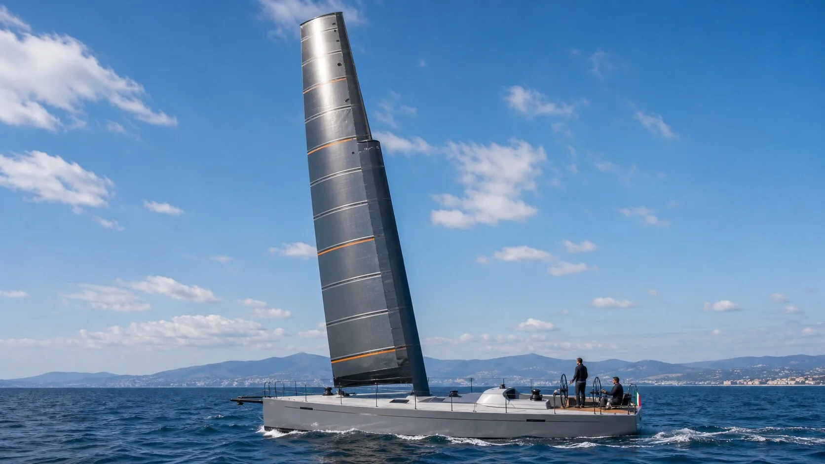 Temiz, aerodinamik ve kanat tipi bir yelken kullanan modern bir yelkenli